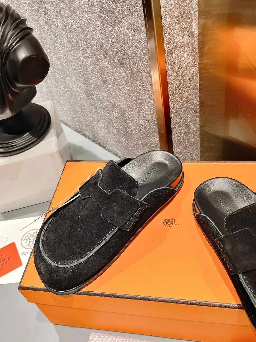 [H Family Hermès] P: 520💰 Size: Male 39-44 (45 customized) Female 35-40 (41 customized) HERMES Hermès' latest couple's cute Birkenstock slippers. Summer really needs versatile slippers. They look good no matter how you match them. They have a casual and high-end feel. The comfort is also great. They are paired with a variety of colorful socks. They are trendy. Hermès 2023 new half slippers are high quality. ●Upper: imported cow suede ●Inner lining: imported sheepskin ●Foot pads: imported mixed sheepskin ●Outsole: Tpu non-slip and wear-resistant outsole